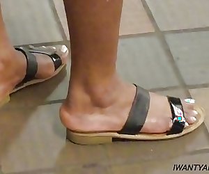 Candid mature ebony lady feet subway platform
